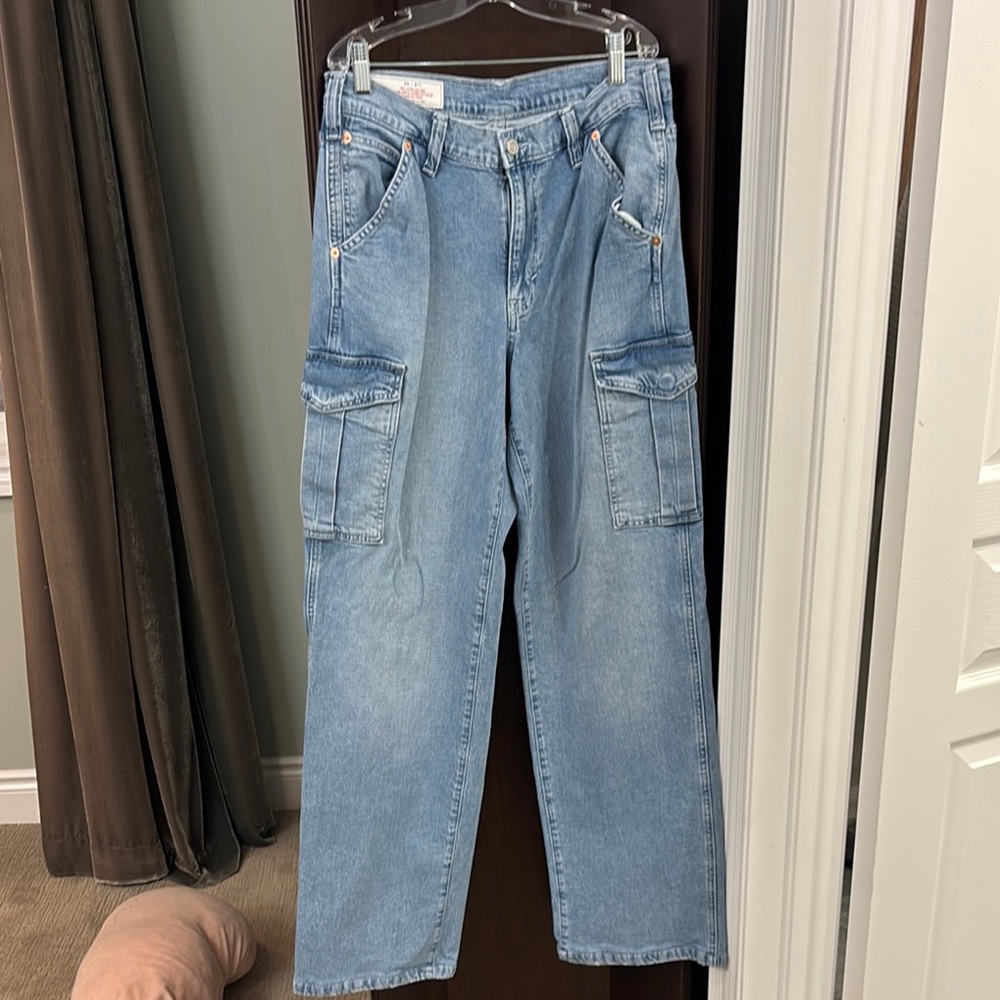 Women’s Gap 90s loose mid rise cargo jeans. Size 6 tall.